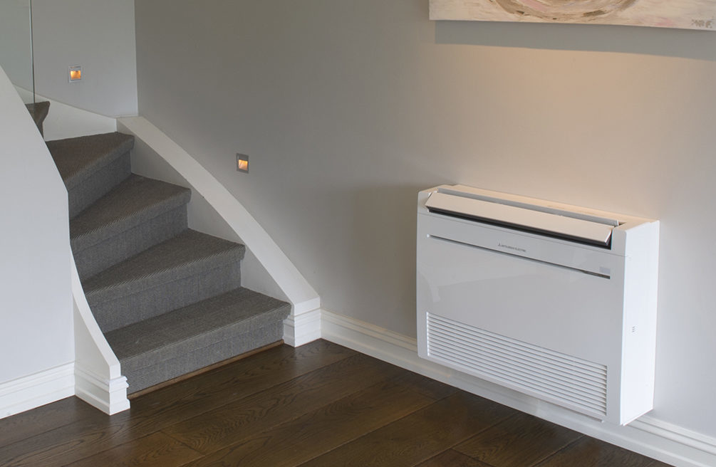 Sort varmepumpe fra Mitsubishi med moderne og stilren front i matt finish.