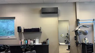 Hvit Wilfa-varmepumpe med diskret LED-display og avrundet design.