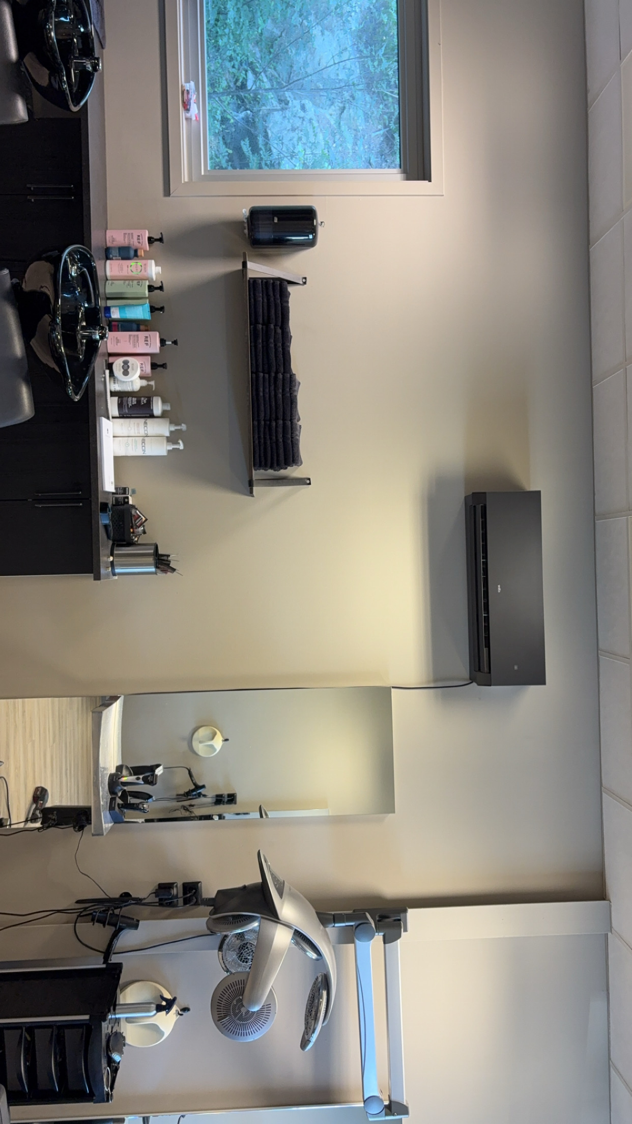 Hvit Wilfa-varmepumpe med diskret LED-display og avrundet design.