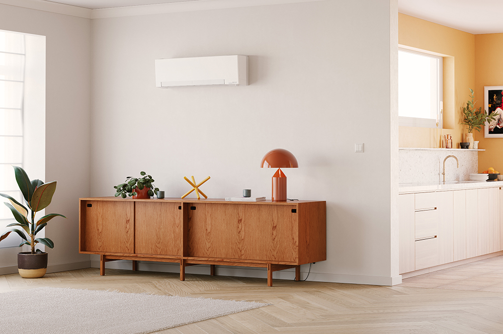 Sort varmepumpe fra Mitsubishi med moderne og stilren front i matt finish.