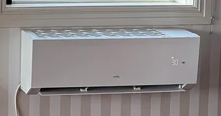 Hvit Wilfa-varmepumpe med diskret LED-display og avrundet design.