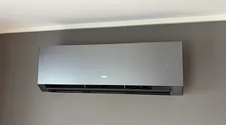Hvit Wilfa-varmepumpe med diskret LED-display og avrundet design.