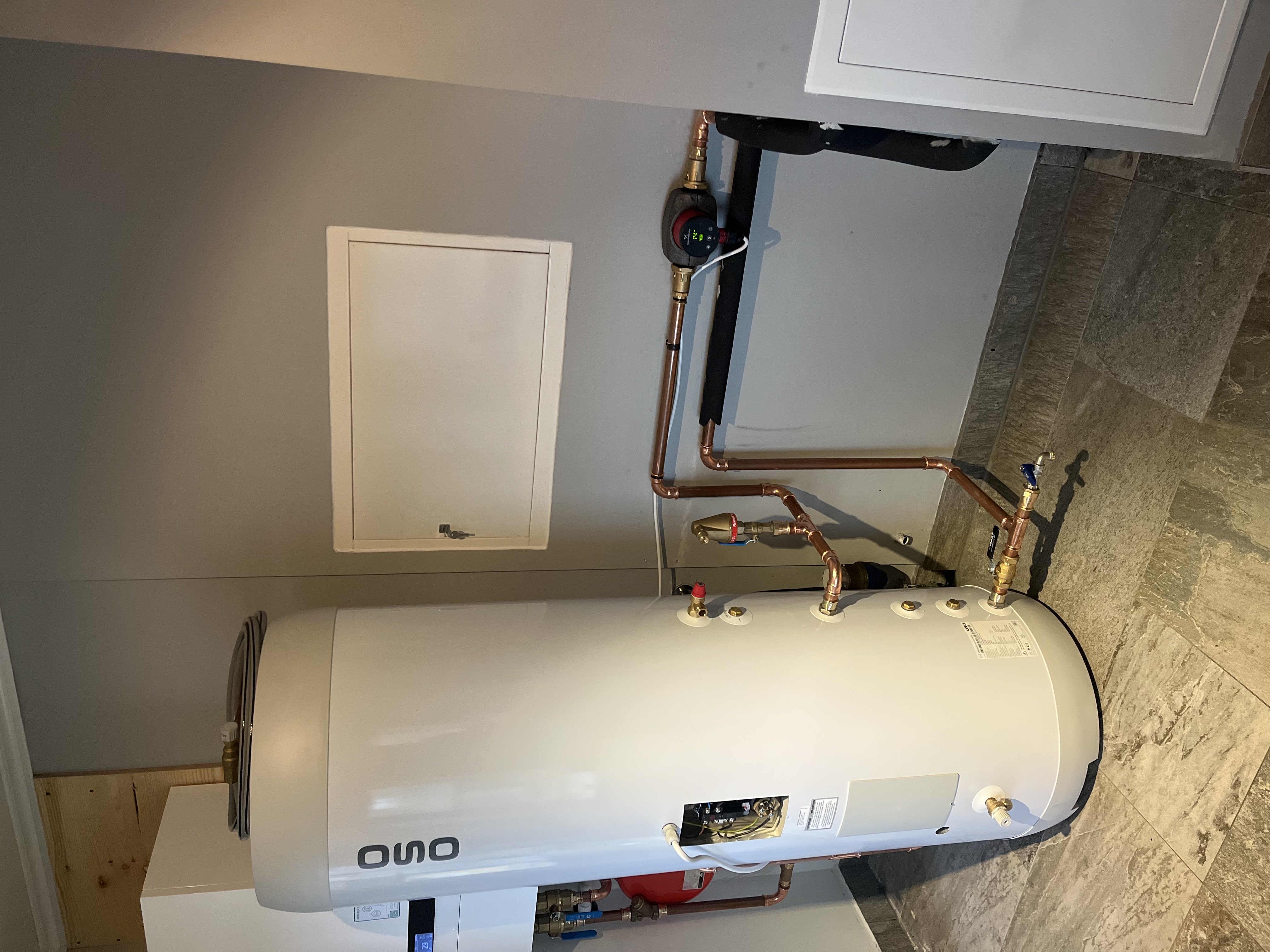 Sort Panasonic-varmepumpe med avrundede kanter og integrert displaystripe.