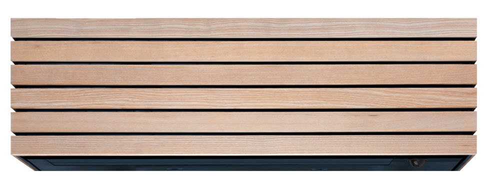 Varmepumpe skjult bak dekorativ spilekasse i lyst tre for et naturlig uttrykk.